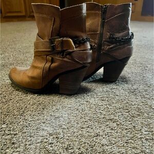 Steve Madden light brown/ tan leather booties with chain